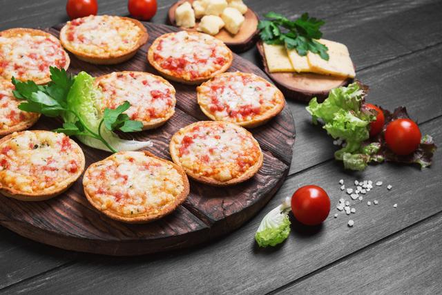 Mini pizza para servir como entrada até a hora da ceia. (créditos: Shutterstock)
