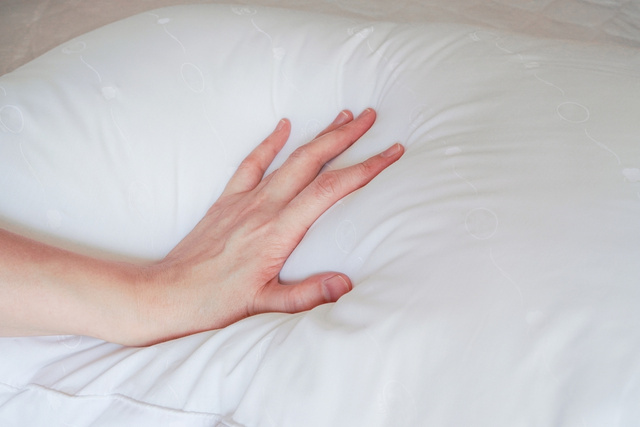 Diga adeus às manchas: truque deixa o seu travesseiro branco como a neve que nem o de um hotel 5 estrelas (sem máquina de lavar roupa!)