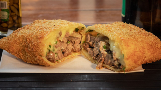 Pastel de moela de frango com queijo: o petisco de boteco para fazer na sua casa (Créditos: Canva)