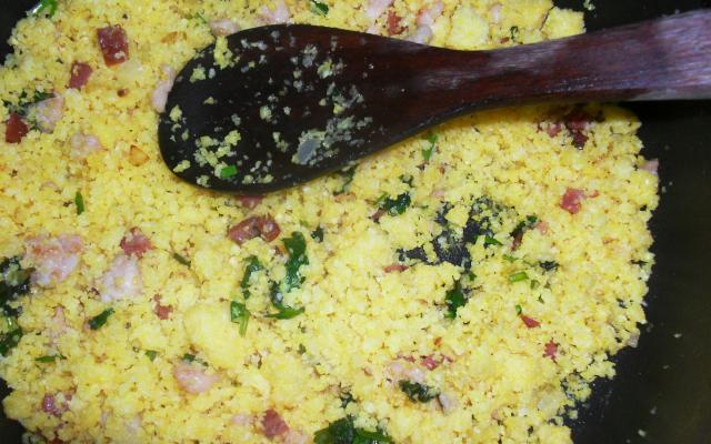 Use o cuscuz no lugar da farinha de mandioca e veja como a farofa fica deliciosa (Créditos: TudoGostoso/Natalia Lira da Silva)