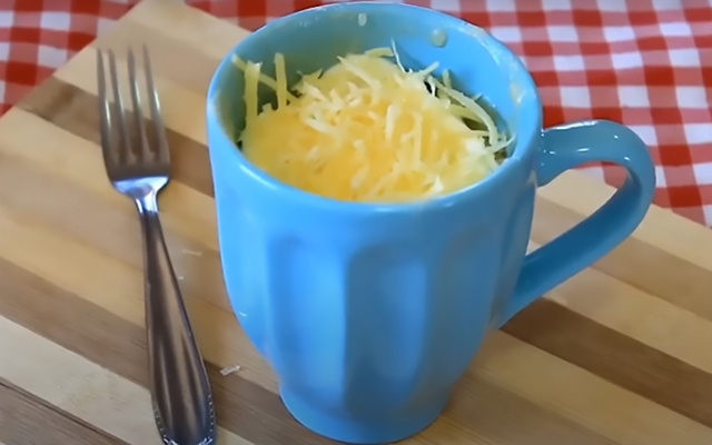 Pão de queijo de caneca pronto em 5 minutos: passo a passo simples que eu adoro porque é fácil e rápido de fazer