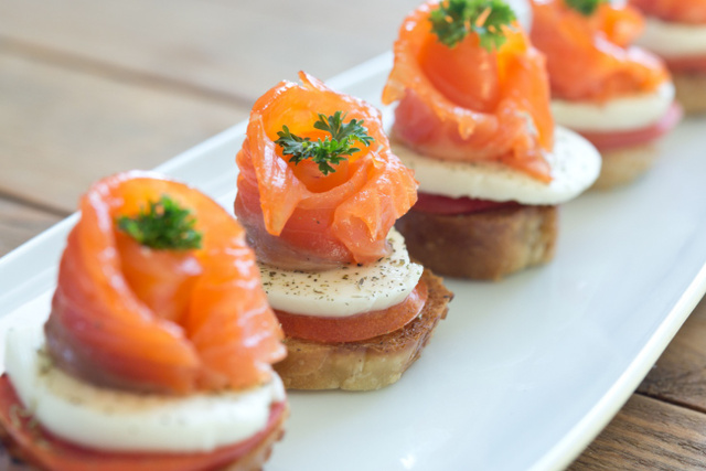 Canapé de salmão é uma entrada sofisticada. (Créditos: Shutterstock)