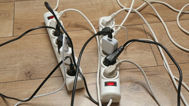 Adaptadores e extensões devem ser usados pontualmente e com os aparelhos certo, sem exageros (Créditos: Shutterstock)