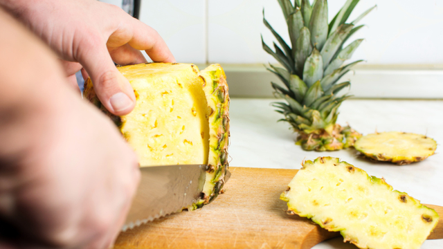 Cozinhar o Abacaxi pode ajudar bastante a diminuir a ardência e a sensação “áspera” na boca. (créditos: Shutterstock)