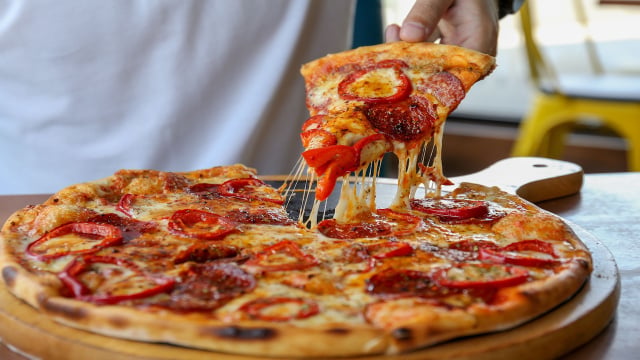 Noite de pizza em casa com massa artesanal e ingredientes frescos. (Foto: Shutterstock)