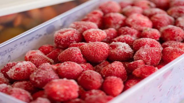 Essa é a melhor forma para ter morangos disponíveis na geladeira o ano todo. (Foto: Shutterstock)