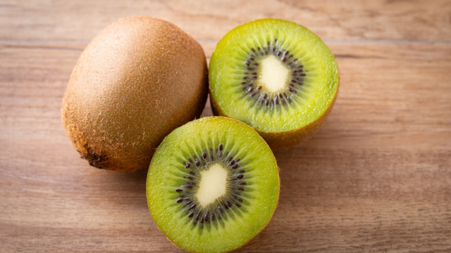 O kiwi é uma das melhores frutas para comer de noite. (créditos: Shutterstock)