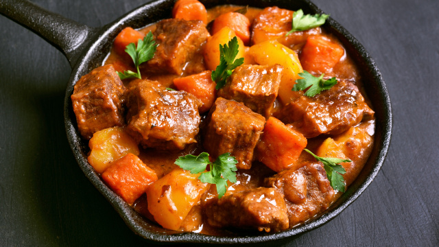 Era só o que faltava:  mais 100 quilos de carne contaminada com pedaços de MADEIRA são descartados após reclamação de clientes