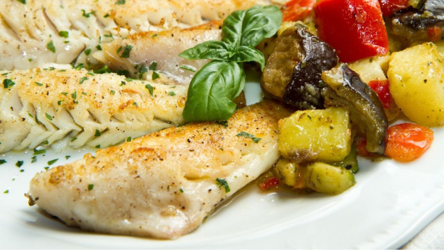 Prato com filé de merluza com batatas servidos com mais tipos de vegetais (Créditos: TudoGostoso)