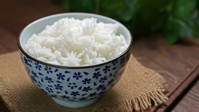 Um truque para revitalizar arroz cozido que sobrou, deixando-o macio e soltinho como arroz fresco, usando apenas um cubo de gelo