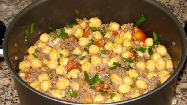 Grão-de-bico com carne moída na panela (Créditos: TudoGostoso)