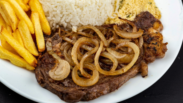 O melhor corte de carne para bife acebolado, segundo açougueiros experientes e chefs de restaurantes
