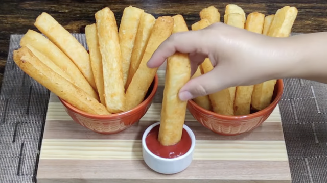 Desde que aprendi só faço desse jeito: palitos crocantes de mandioca servem de aperitivo e até de acompanhamento