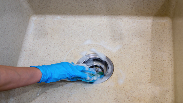 O truque simples com vinagre branco que deixa os ralos da casa sem cheiro