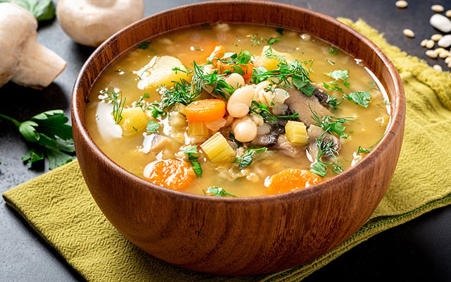 Quando o frio aperta, essa sopa de carne com creme de batata do TudoGostoso é a primeira receita que faço