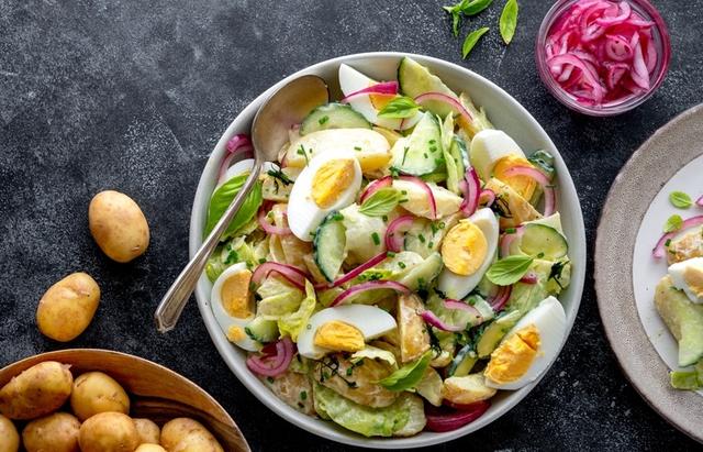 Salada de batata americana, um prato fácil de acompanhamento ou entrada