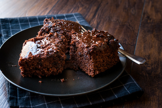 Esse truque vai manter o seu bolo de chocolate molhadinho por dias