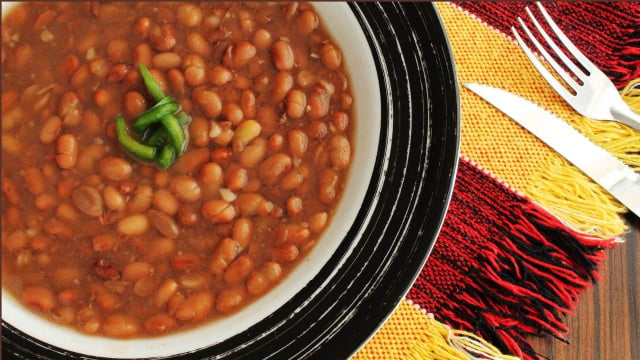 Escolha uma "família" de sabores ao preparar feijão para variar o tempero e deixar o prato ainda mais gostoso (Créditos: Shutterstock)
