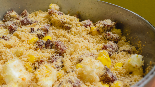 A melhor farofa de bacon e ovo que você vai comer na vida: o acompanhamento perfeito para o seu Natal