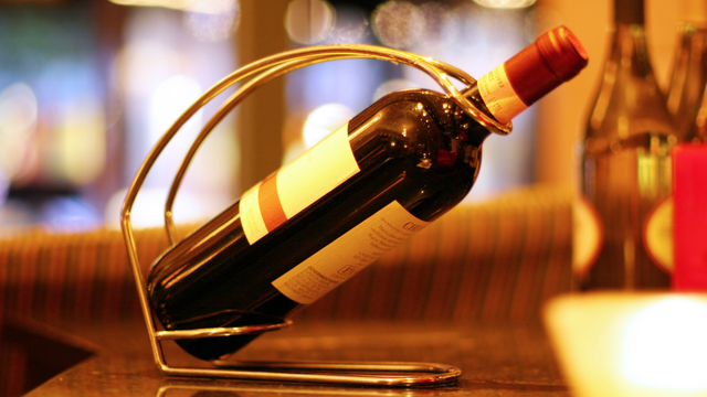 Pelo valor, o vinho solicitado teve que ser armazenado em um cofre. (Créditos: Canva)
