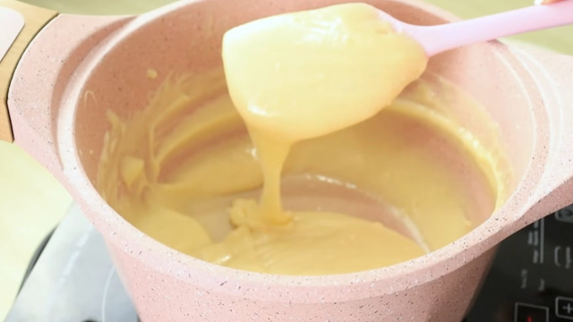 Esse brigadeiro de ninho vai ser a base da mousse de ninho para a montagem da taça (Créditos: Reprodução / YouTube @AnelyseMartins)