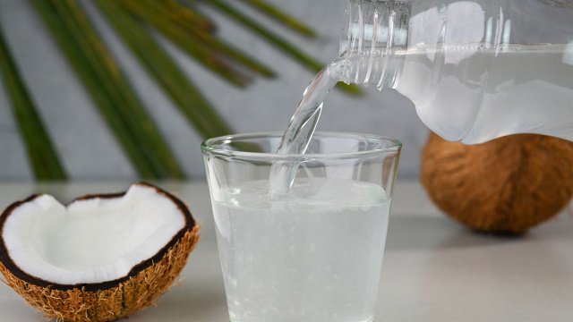 Analisando a água de coco: aprendi como escolher a melhor opção para comprar no supermercado (e não é a que você pensa)