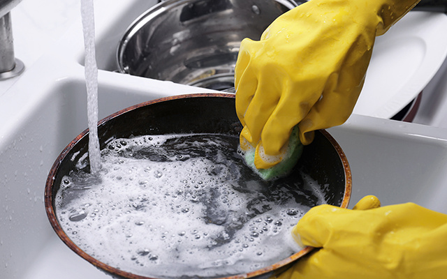 Esse hábito ao lavar panelas pode estragar o antiaderente sem você saber