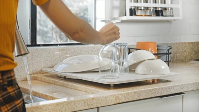 Escorredor de diatomita tem alta capacidade de absorção e um visual "clean" que deixa a cozinha mais bonita (Créditos: Divulgação/Momo Lifestyle)