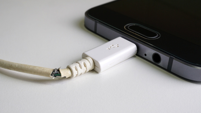 Se seu carregador estragar, compre um novo assim que possível (Créditos: Shutterstock)