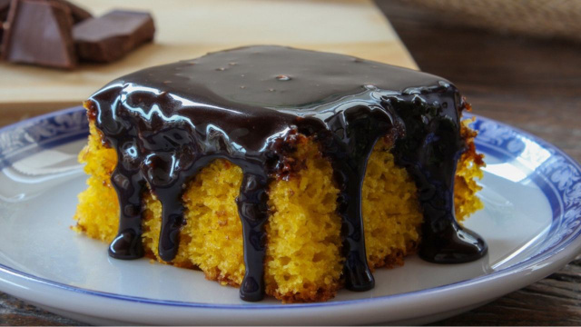 Não importa o modo de preparo, o bolo de cenoura fica incrível de qualquer forma! (Créditos: TudoGostoso/Shutterstock)