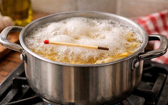 Eu sempre coloco um palito de fósforo na minha massa. Esse truque já me salvou muitas vezes