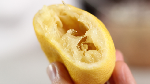 Como aproveitar o bagaço do limão e da laranja na limpeza da cozinha: economize com produtos caros