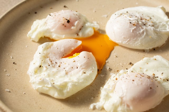 Vinagre, água em fervura suave e uma pequena tigela são os segredos usados pelo chef para conseguir ovos pochê bem formados. (créditos: Shutterstock)