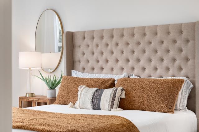 Adeus cabeceiras de cama nos quartos: substitua o encosto por essa tendência que dá um toque único ao ambiente