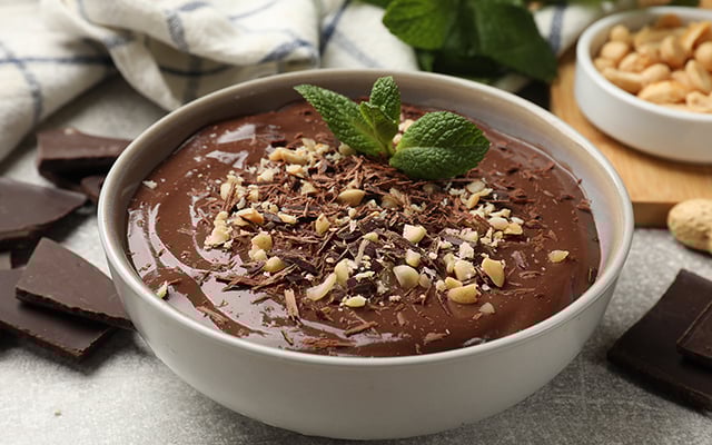 Não precisa de ovo, nem de gelatina para fazer essa mousse de chocolate de liquidificador muito aerada e gostosa
