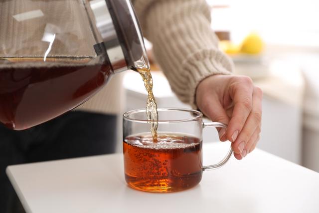 Chá de sene funciona mesmo para ir ao banheiro? Entenda benefícios, efeito laxante e como consumir e fazer a infusão