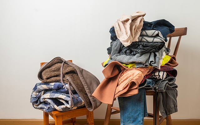 A psicologia afirma que o hábito de deixar roupas na cadeira não é apenas desorganização: o TudoGostoso explica