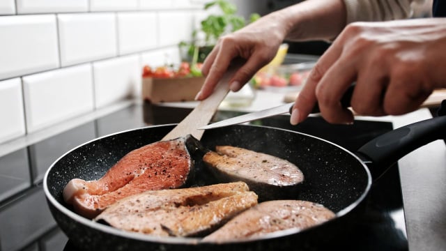 Dicas do chef Thiago Sodré para o peixe grelhado perfeito na frigideira de inox: nunca mais vai grudar se você segui-las!