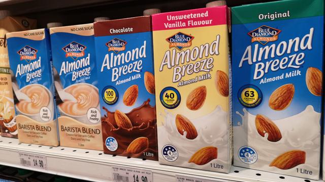 Whey pronto, leite de amêndoas e leite de aveia: chef compara produtos semelhantes e mostra quais são os melhores para comprar