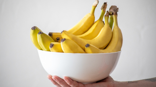 O gás etileno liberado pelas bananas acelera o amadurecimento da fruta. (créditos: Shutterstock)