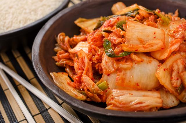 Kimchi: um acompanhamento típico da culinária coreana (Créditos: Shutterstock)