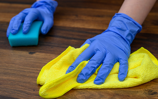 Nunca, em hipótese alguma, limpe óleo que caiu no chão sem ler essas dicas primeiro