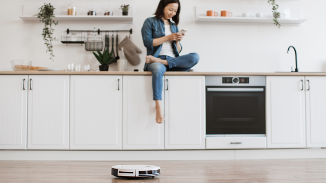 Este robô aspirador funciona com assistente de voz, está com desconto de quase 50% na Black Friday e vai deixar sua cozinha limpa como nunca