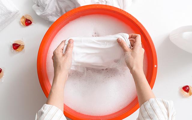 Você nunca usou esse produto de limpeza para lavar roupa na máquina, mas deveria!