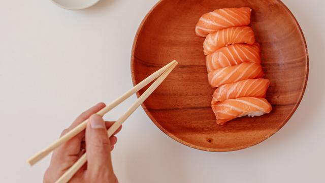 É ou não seguro comer sushi? Peixe cru é alvo de alerta após estudo de noruegueses