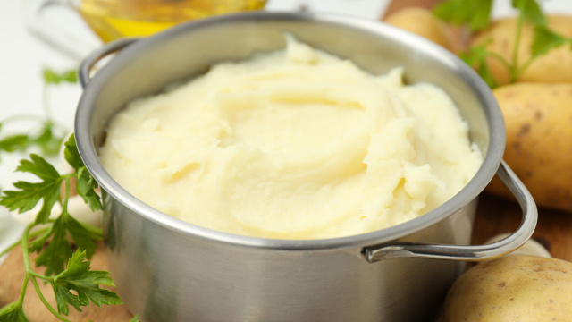 Um chef de 65 anos: "O purê de batatas mais cremoso é feito misturando 550g de batata com 250ml de leite e manteiga"