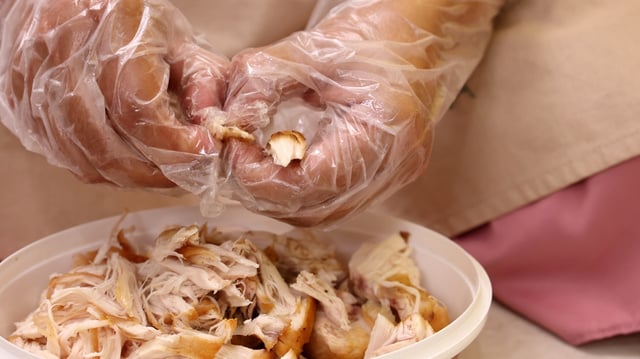 O frango desfiado que sempre faço pra semana: aprendi o passo a passo com uma nutricionista e agora sempre tenho pronto na geladeira e no freezer