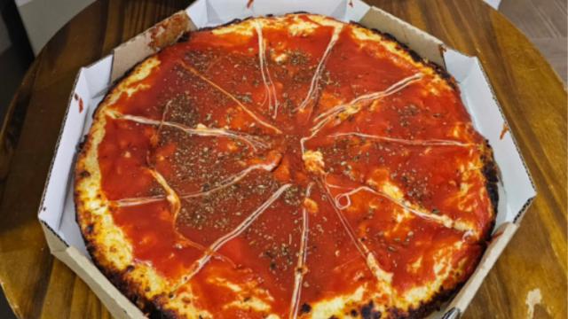 A pizzaria de um sabor só que não tem nem mesa e é disputada por políticos em Brasília