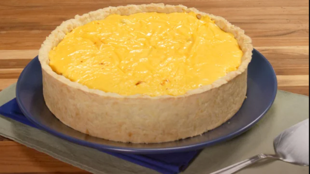 Costela desfiada, cheddar e cebola caramelizada: a combinação dos sonhos para quem ama uma torta salgada bem suculenta e é leitor do TudoGostoso