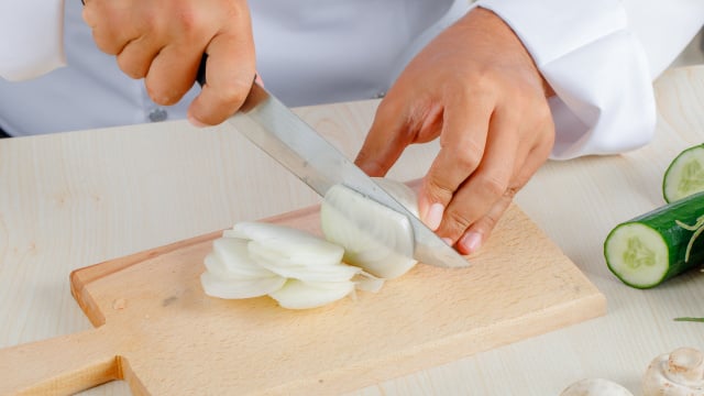 Se você precisar caramelizar cebolas, não use açúcar; os chefs recomendam outro ingrediente ideal